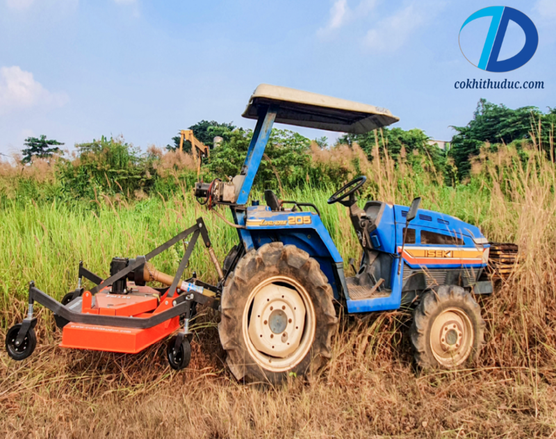Máy cắt cỏ ba trục